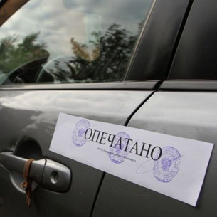 Таксист в Иркутске довез до работы судебного пристава и за долги остался без авто