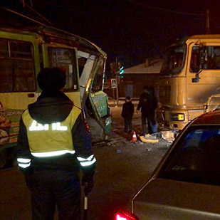 Пятнадцатилетняя девушка пострадала в ДТП с участием грузовика и трамвая в Иркутске