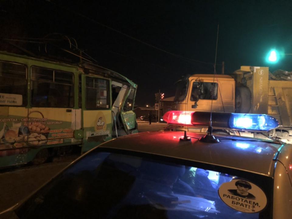 В столкновении трамвая и грузовика в Иркутске пострадала 15-летняя девочка