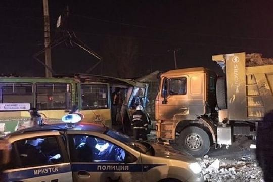 15-летняя пассажирка трамвая попала в реанимацию после ДТП с самосвалом в Иркутске