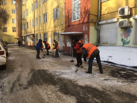 Около 400 дворников и более 25 единиц техники ежедневно убирают придомовые территории Правобережного округа Иркутска