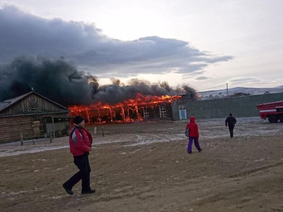 На Байкале в посёлке Хужир сгорели общежитие и отель на территории бывшего рыбзавода