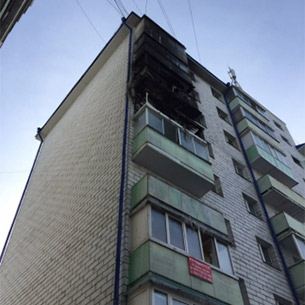 Свыше 30 иркутян пришлось эвакуировать из-за горящих балконов дома