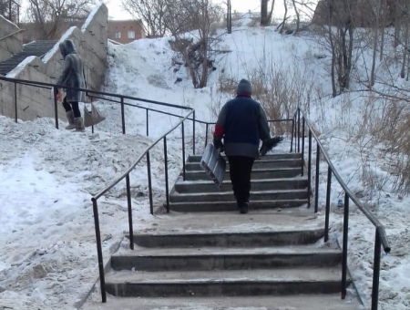 На уборке придомовых территорий и лестниц от снега в Свердловском округе задействованы более 450 человек