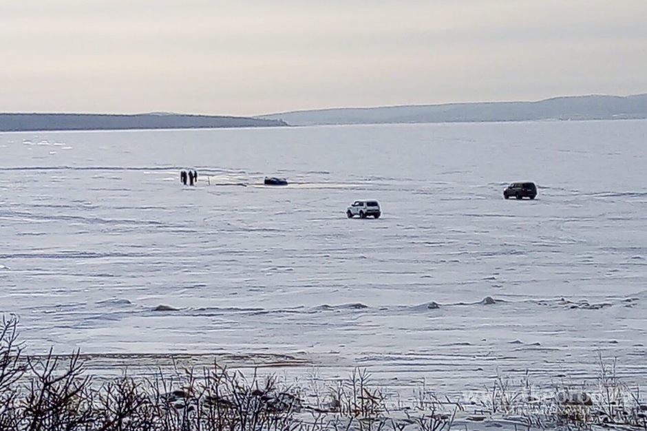На Братском водохранилище под лед провалился автомобиль