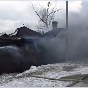 Семерых детей эвакуировали из горящего дома по улице Подгорной в Иркутске
