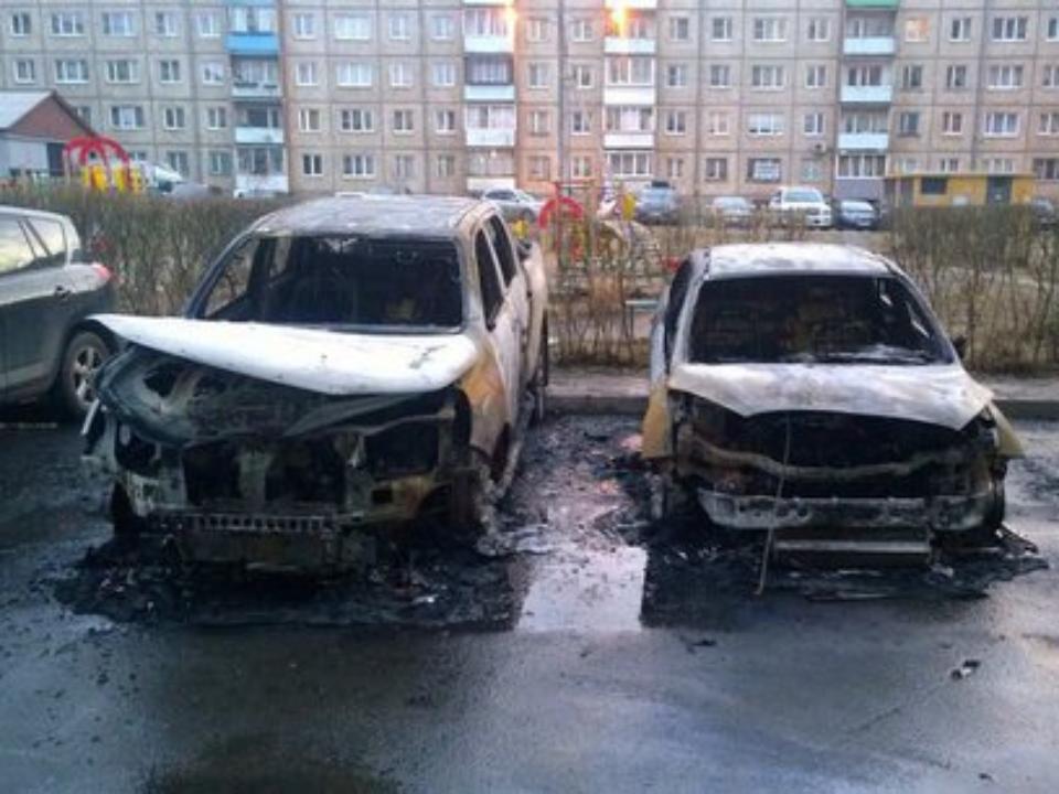 Ford Focus и Toyota Hilux сгорели ночью в Иркутске на Байкальской