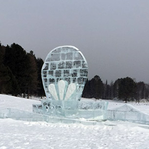 В Листвянке возводят концертный зал изо льда