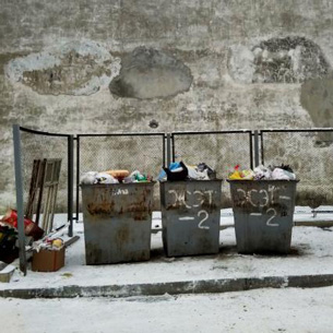 Двух ангарчан обвиняют в краже пяти мусорных контейнеров