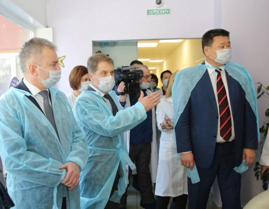 Фото дня. Министр Ярошенко и сенатор Мархаев в камуфляже