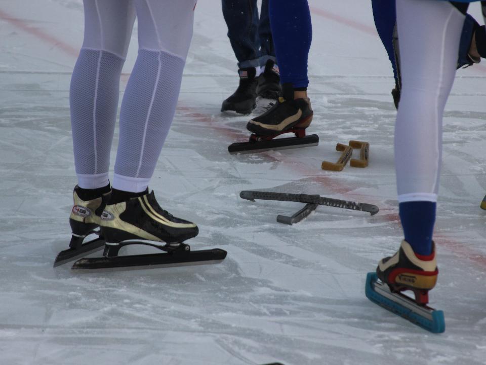 Соревнования по конькобежному спорту "Лед надежды нашей" в Иркутске вновь перенесли - из-за морозов