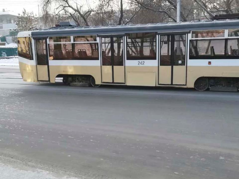 В центре Иркутска у трамвая на ходу отвалилось колесо
