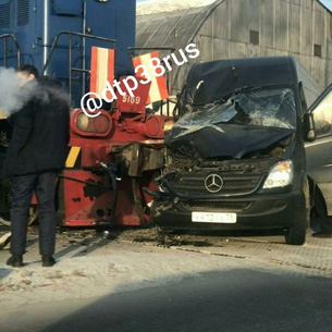 Мужчина пострадал при столкновении локомотива и микроавтобуса в Иркутске