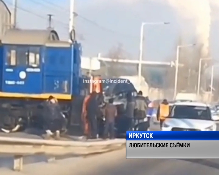 Микроавтобус и грузовой поезд столкнулись в Иркутске