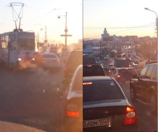 Из-за ДТП с трамваем на Глазковском мосту образовалась пробка в два километра