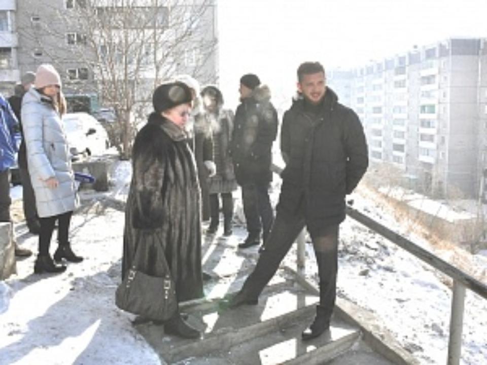 В иркутском микрорайоне Университетский совместно решили проблему с очисткой лестниц от снега