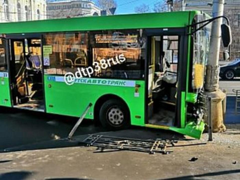 В субботу утром в центре Иркутска маршрутный автобус врезался в столб