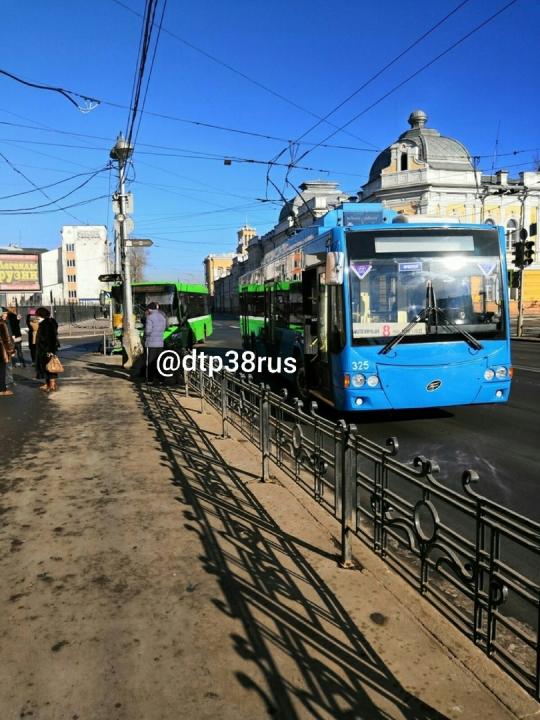 В центре Иркутска автобус врезался в столб