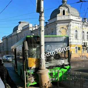 Пассажиры врезавшегося в столб в Иркутске автобуса к медикам не обращались