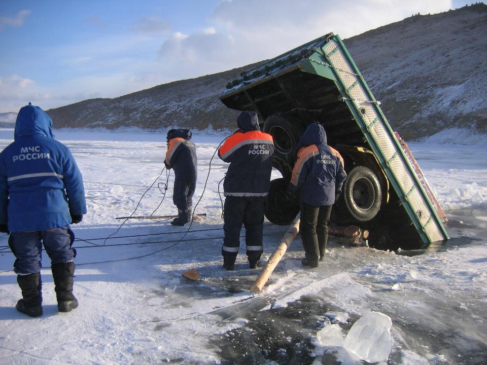 Со льда Малого моря на Байкале выдворили более 40 водителей-нарушителей