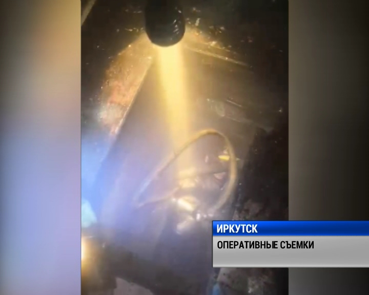 Женщина в Иркутске спасалась от огня в подполье деревянного дома