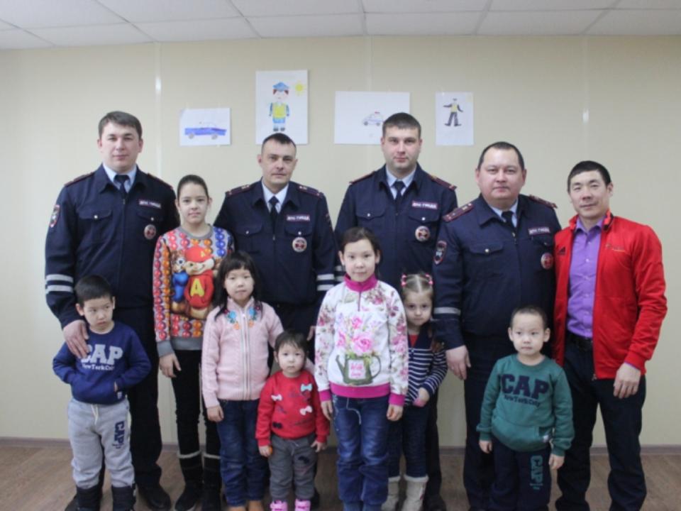 Глава МВД России наградил полицейских из Иркутска, спасших на пожаре семерых детей