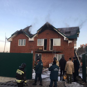 Пожарные спасли мать с четырьмя детьми из горящего дома в Иркутске