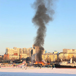 Ледяной городок горит в Иркутске в микрорайоне Солнечном