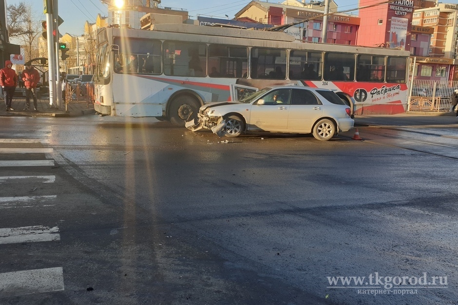 В Иркутске автомобиль, попавший в ДТП, влетел в группу пешеходов на светофоре