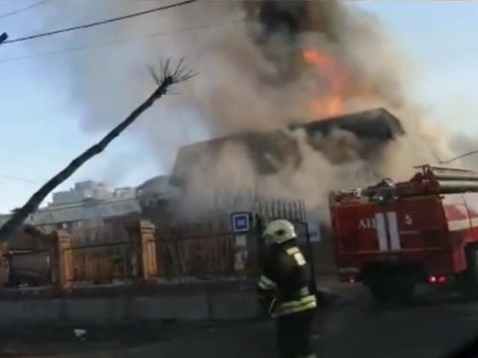 В Иркутске огонь уничтожил мебельный цех на улице Рабочего Штаба