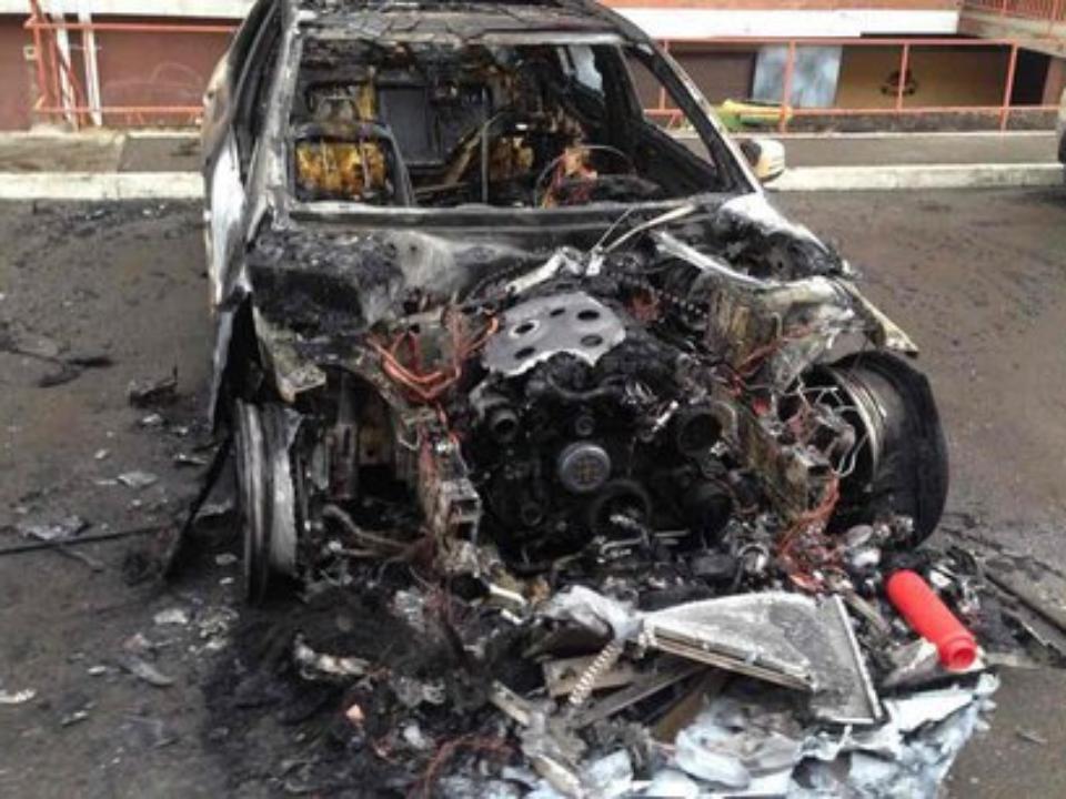 В мкр Первомайский в Иркутске сгорел Mercedes-Benz