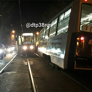 В Иркутске два трамвая столкнулись между собой и еще один с Toyota
