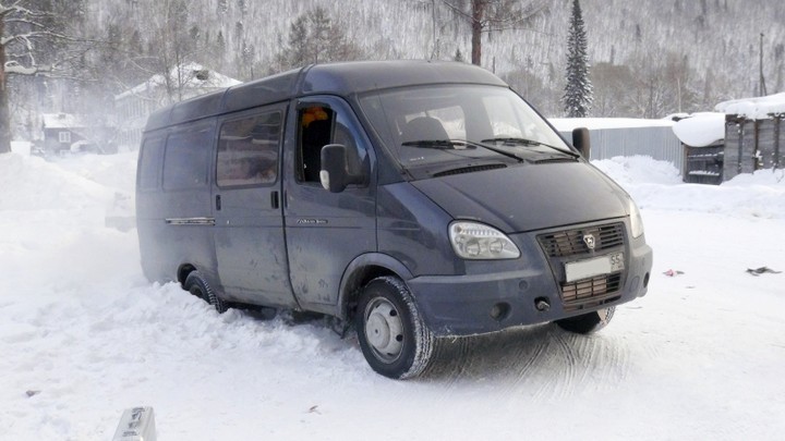Два жителя Иркутской области застряли в сугробе при попытке угнать цирковой автомобиль