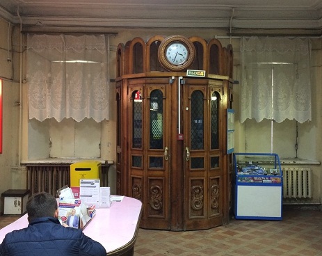 Куда иркутская «Почта России» дела старинные двери?