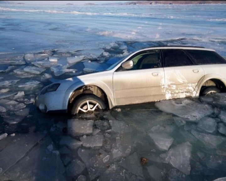Автомобиль провалился под лед на Малом море