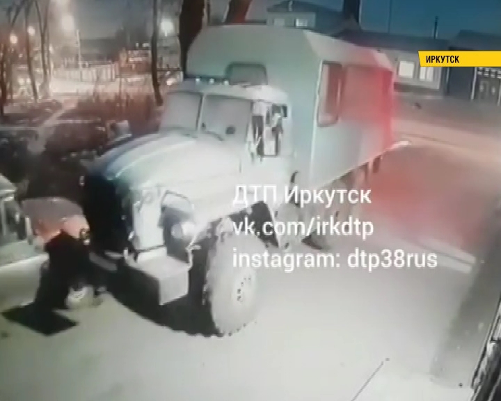 В Иркутске водитель грузовика протаранил припаркованный автомобиль