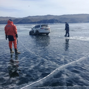 Лед Малого моря Байкала не выдержал веса четвертого за неделю автомобиля
