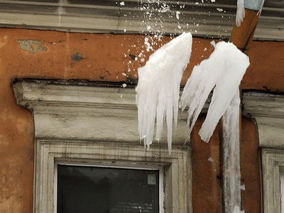 Глыба льда упала на 8-летнюю девочку с крыши правительственного здания в Иркутске
