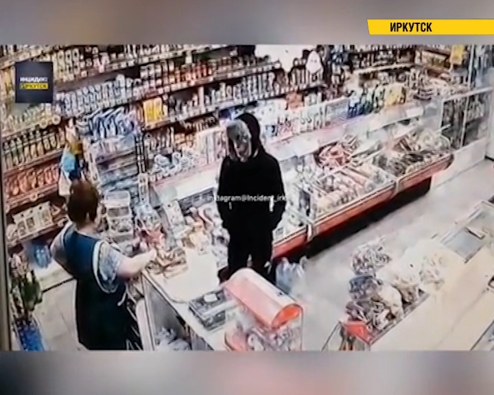 Мужчина в Иркутске сорвал цепочку с продавца в продовольственном павильоне
