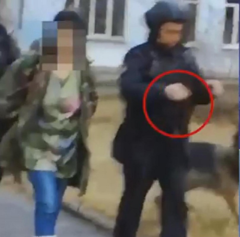 Неадекватную женщину с обрезом задержали во дворе школы в Ангарске