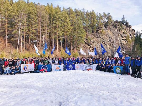 310 студентов из Иркутска объединились для покорения скальника Олхинского плато