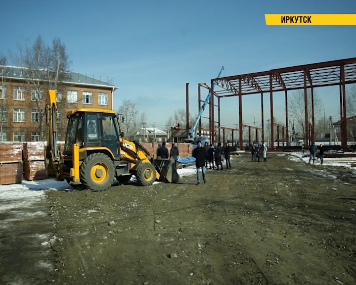 Дмитрий Бердников проверил ход строительства спортивного модуля в школе №29 в Ленинском округе