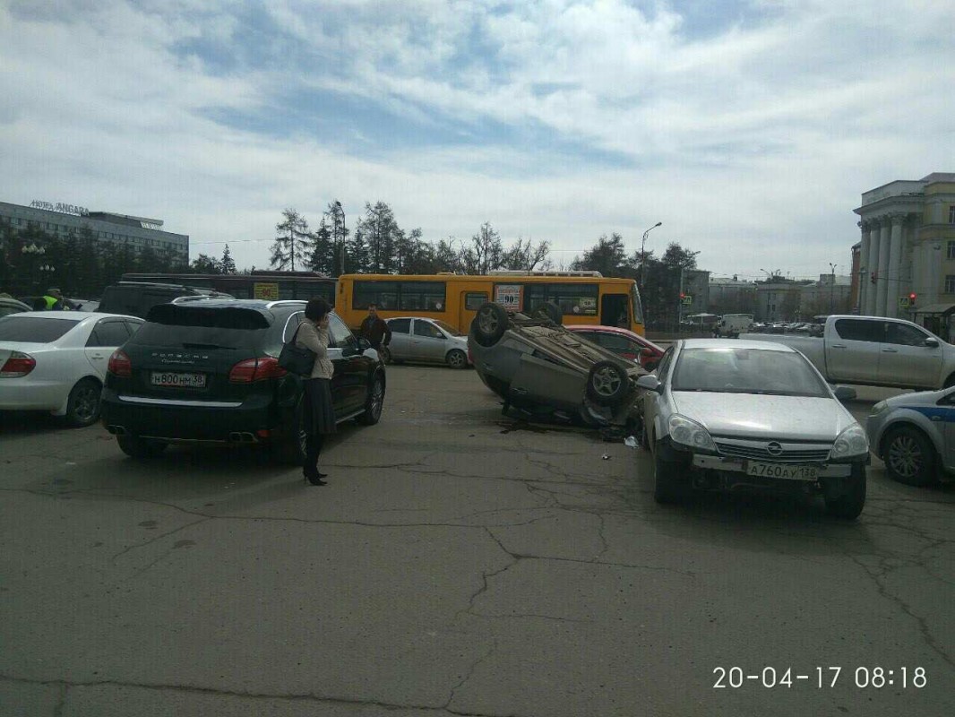 Mazda Demio перевернулась после ДТП возле здания правительства в Иркутске
