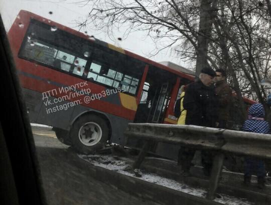 В Иркутске автобус №7 вылетел в кювет из-за столкновения с авто