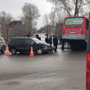 Автобус № 7 вылетел в кювет после ДТП с двумя авто в Иркутске