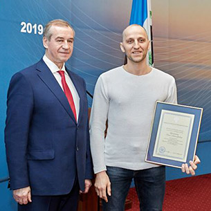 Губернатор области поздравил с творческими успехами артиста иркутского балета Юрия Щерботкина