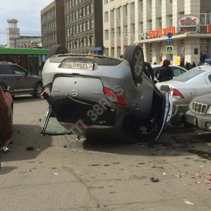 Около здания правительства Иркутской области перевернулась Mazda