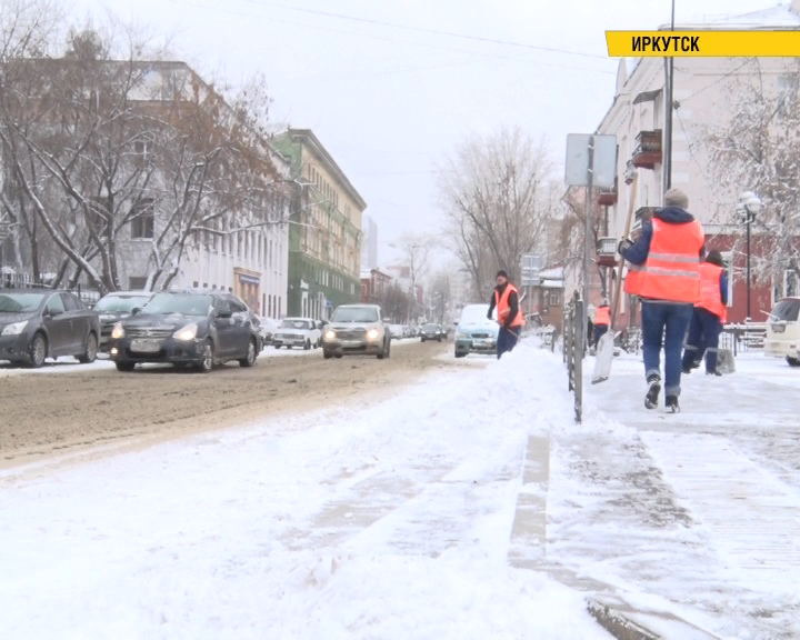 267 единиц техники убирают снег на трассах Иркутской области