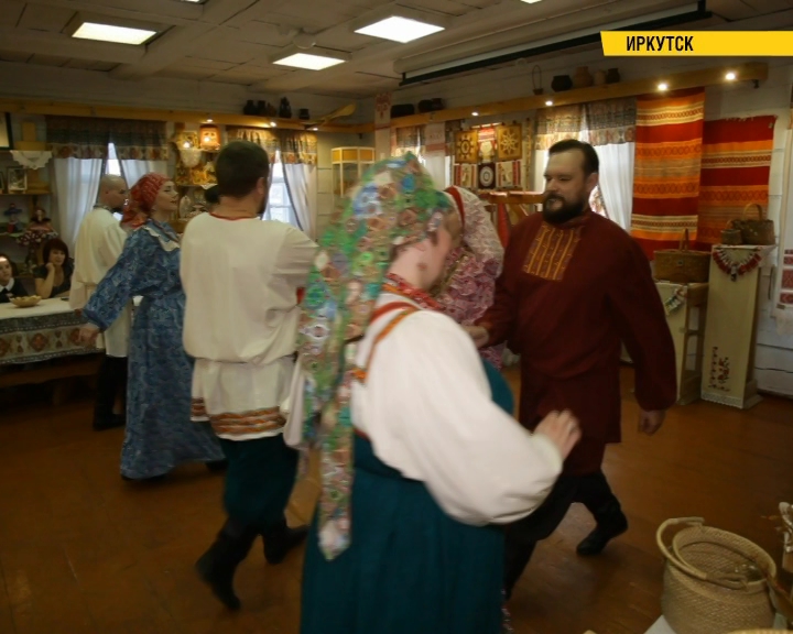 В областном доме народного творчества в Иркутске восстанавливают старинные русские танцы