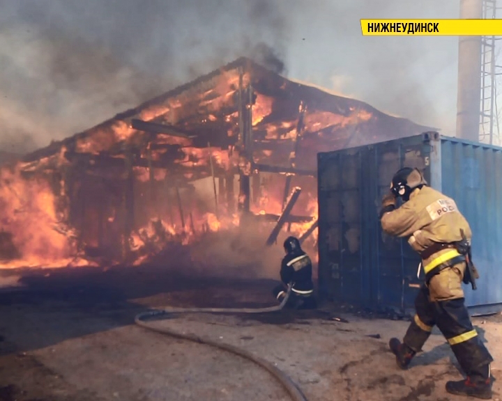 Сильный пожар на пилораме в Нижнеудинске